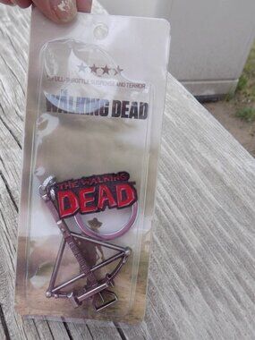 THE WALKING DEAD KEY CHAIN New Old Stock Funky Crossbow Keychain
